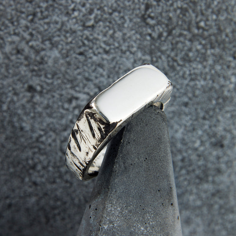 UNUN_Rustic-Polish-Signet-Cement.jpg__PID:ec6a1f9a-8c26-4e84-ba4f-b8d74be2e49f